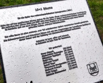 Gedenktafel Gedenkstätte 10 + 1 Bäume Einweihung 26.03.2023
